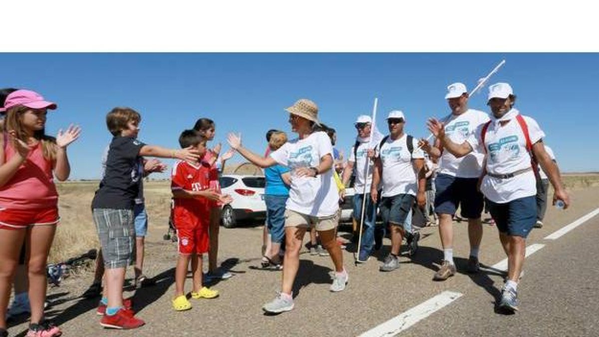 Los ganaderos de vacuno de leche caminan con su 'Marcha blanca' reivindicativa durante una etapa entre Valverde Enrique (León) y Valladolid