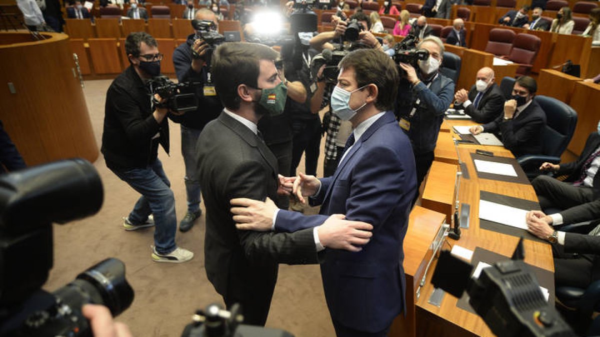 Mañueco (d), saluda al que será su vicepresidente, Juan García-Gallardo de Vox (i), a su llegada al debate de investidura. NACHO GALLEGO