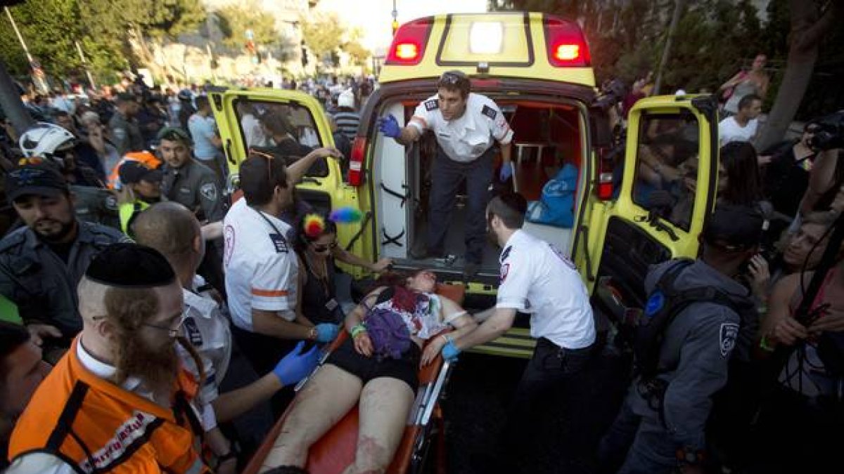 Los médicos, atiendendiendo a uno de los manifestantes heridos en el desfile del Orgullo Gay en Jerusalén el pasado jueves.