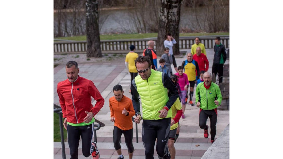 Más de una veintena de participantes asistieron a la primera clase de la ‘León Urban Race’ que tuvo su salida y llegada en la tienda de Kamariny. DL