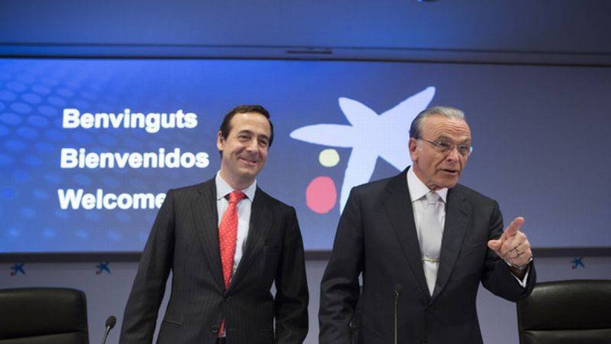 El presidente de CaixaBank, Isidre Fainé (derecha), junto al consejero delegado, Gonzalo Gortázar.