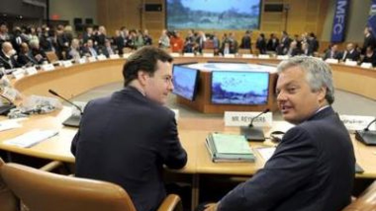 El ministro británico de Economía George Osborne y su homólogo belga Didier Reynders.