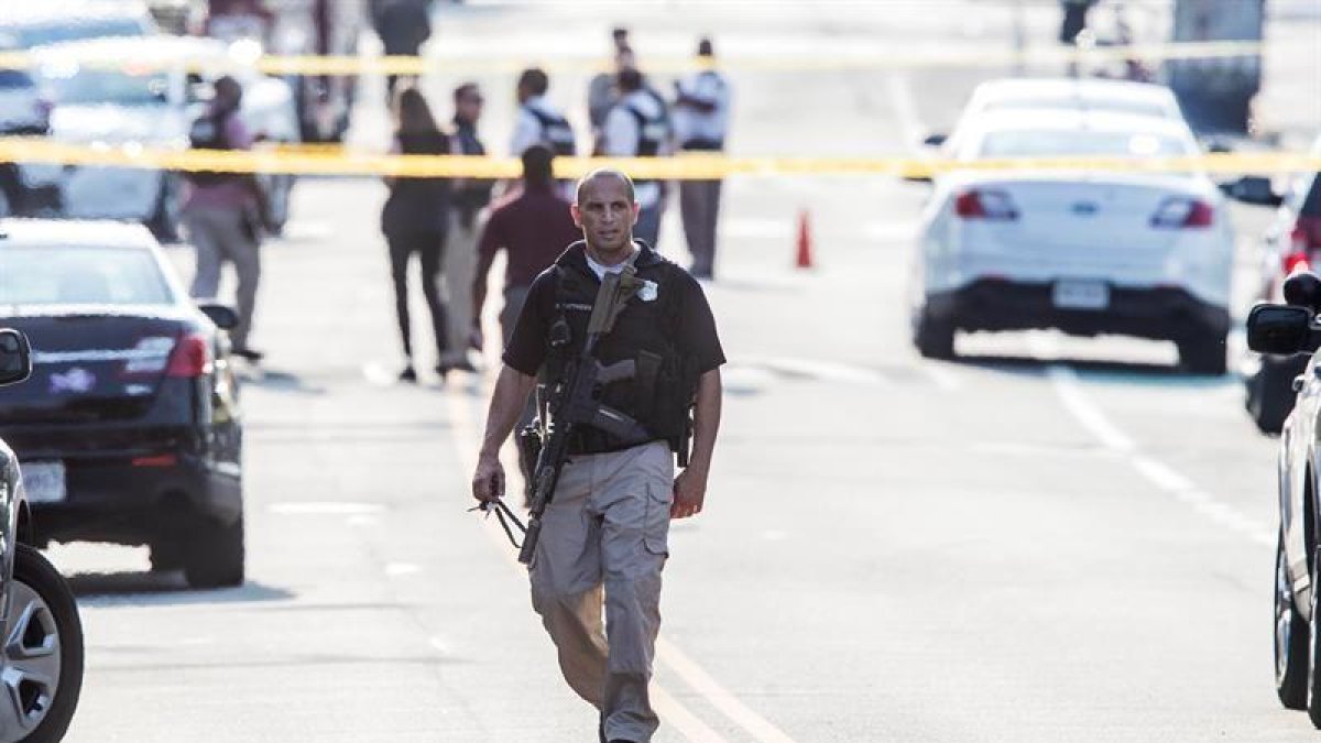 Agentes de policía estadounidenses permanecen en el lugar donde se produjo un tiroteo en Alexandria, Virginia (Estados Unidos), hoy 14 de junio de 2017.