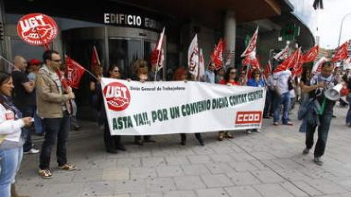 Delegados sindicales ante la sede del Trascom.