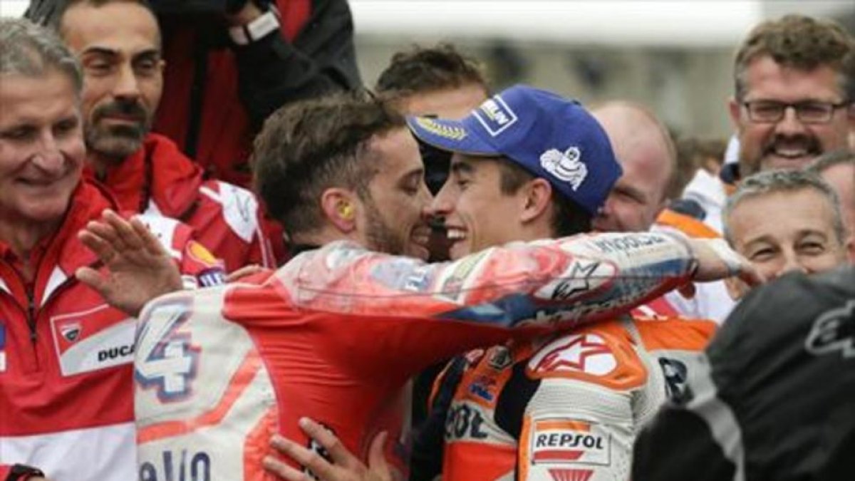 Dovizioso y Márquez se abrazan en el box al final de la carrera de MotoGP.