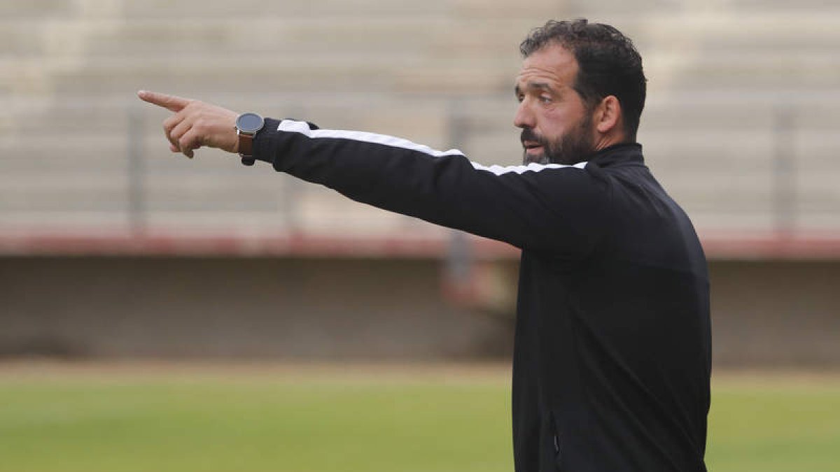 Ramón González, técnico del equipo filial culturalista. JESÚS F. SALVADORES