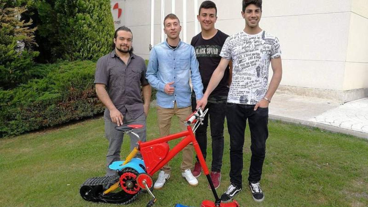 Los alumnos muestran la bicicleta finalizada. DL