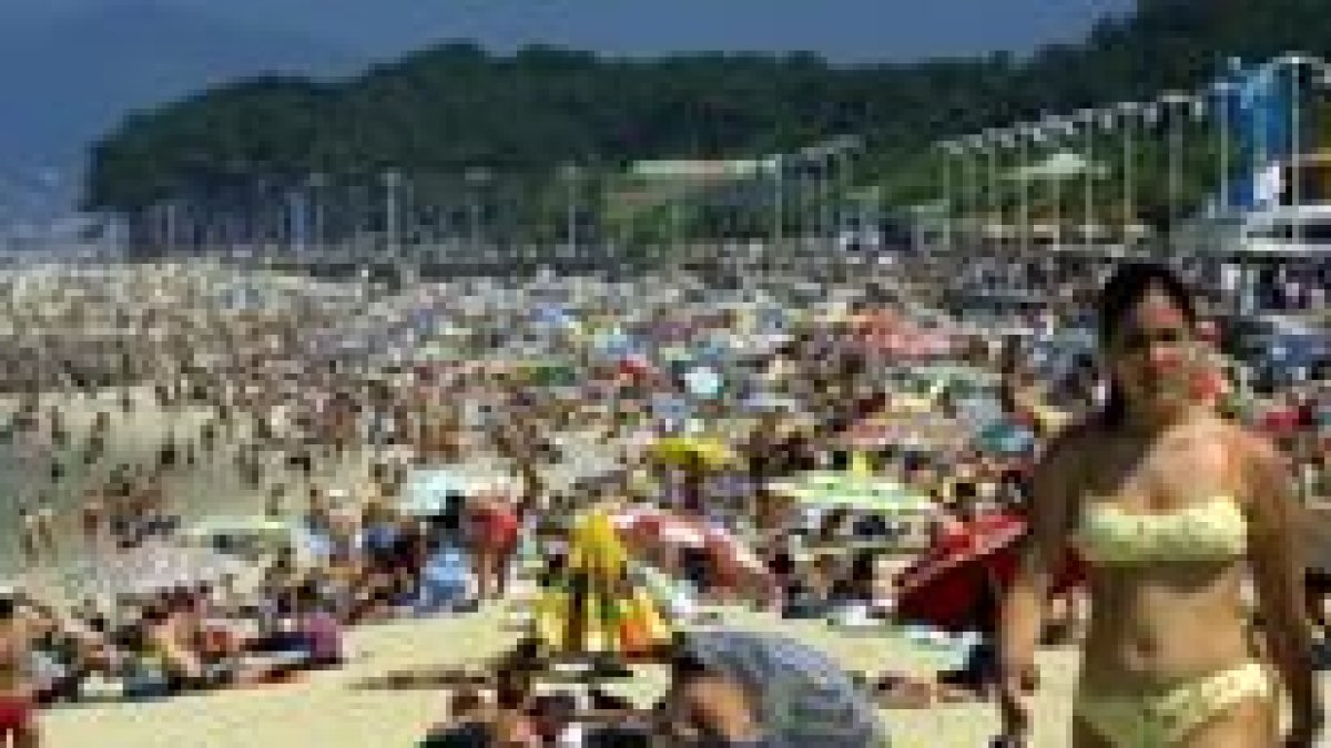 Las playas españolas están repletas de gente en los meses de verano