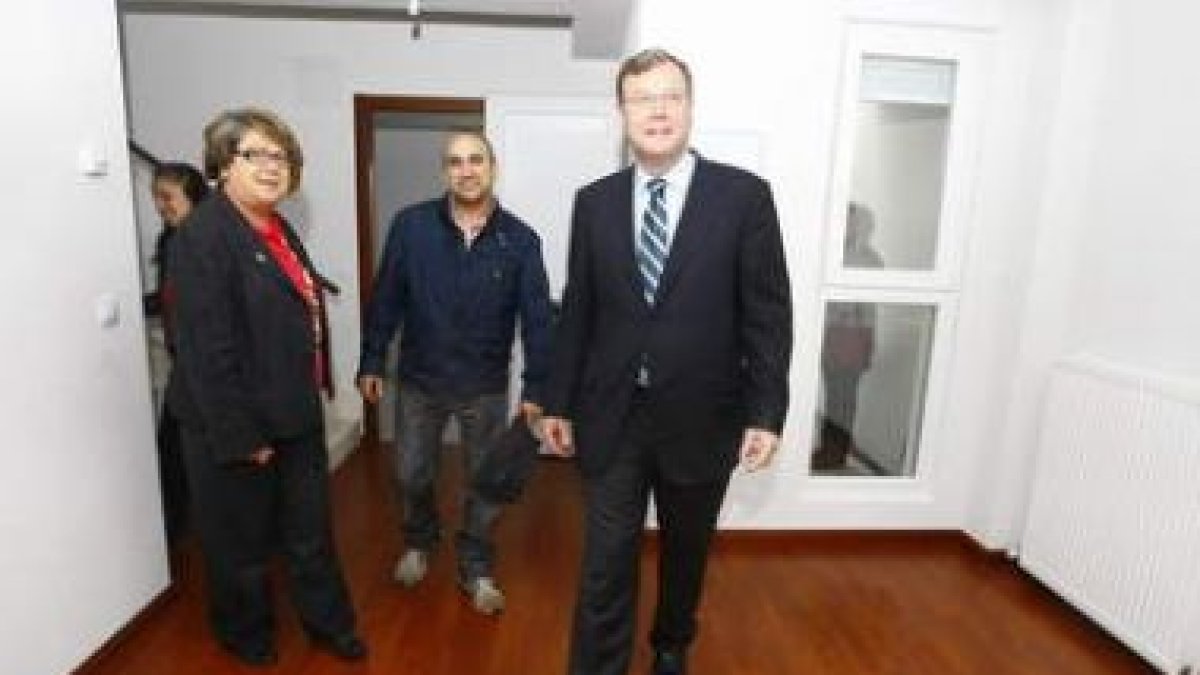 Antonio Silván y Mari Paz Díez visitan una de las vivienda con uno de los propietarios.