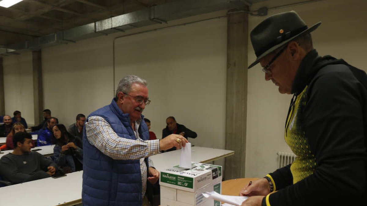 Ángel Rivero, ejerciendo el voto, fue elegido presidente de la Federación de Lucha Leonesa. FERNANDO OTERO
