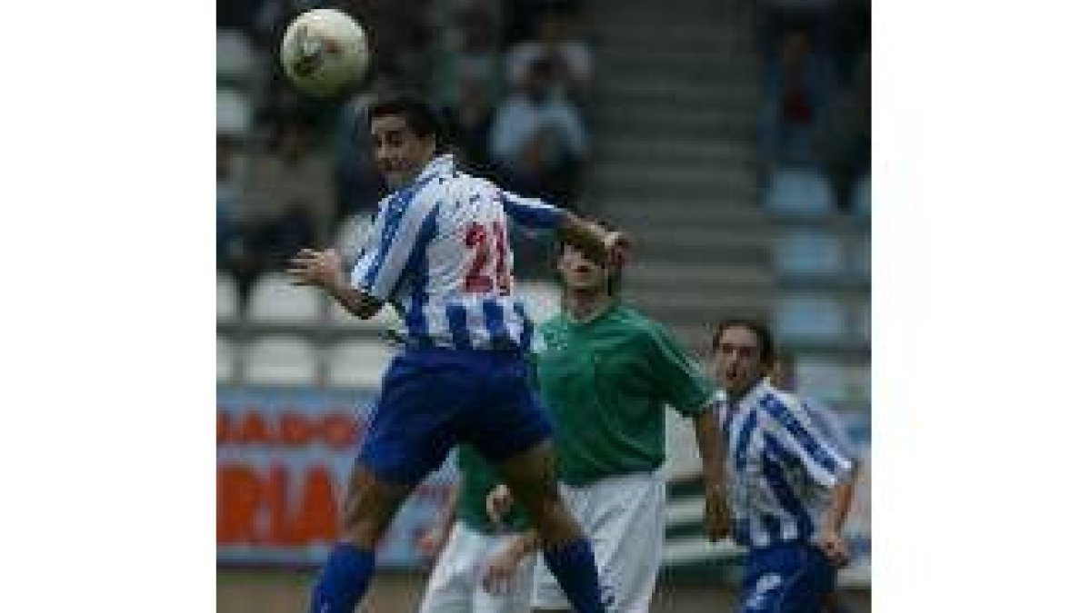 Brasi trata de rematar, con Gonzalo al fondo. Entre ambos fabricaron el único tanto del encuentro