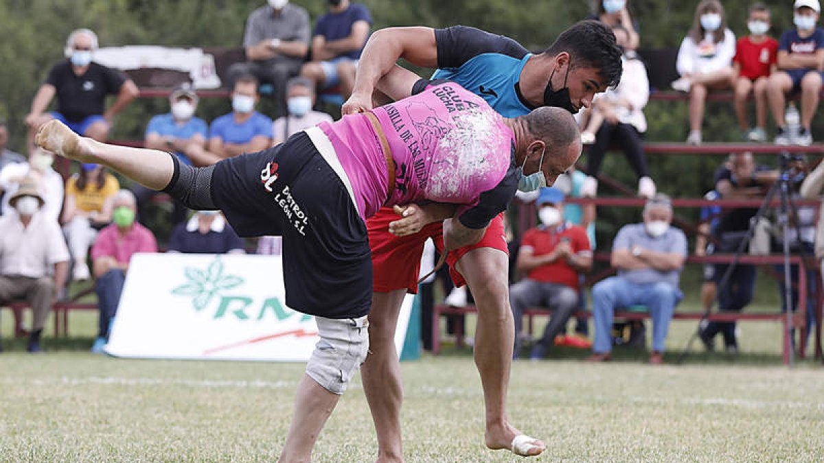 Adrián Rodríguez y Diego Arce en un momento de su combate en el corro de Valdefresno en la categoría de medios. MARCIANO PÉREZ