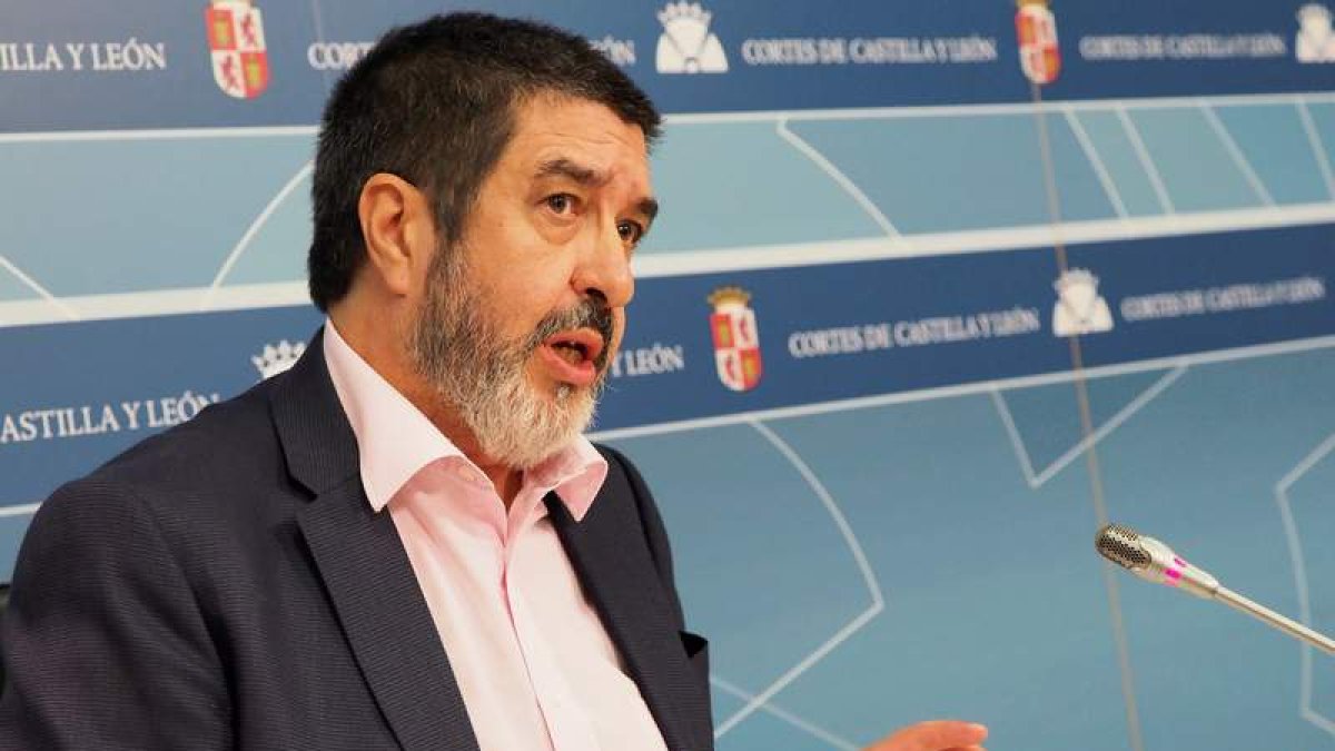 Manuel Mitadiel, ayer, al presentar las conclusiones de la comisión de cajas. R. GARCÍA
