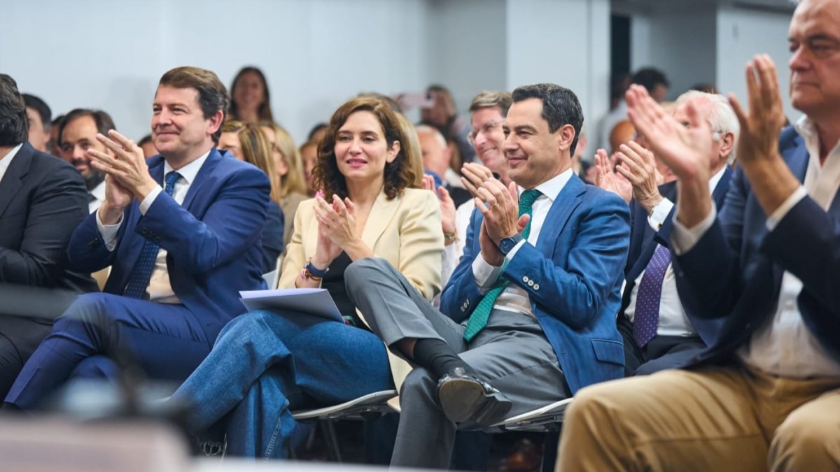 Mañueco, esta mañana, en la Junta Directiva Nacional del PP, junto a Isabel Díaz Ayuso. DL