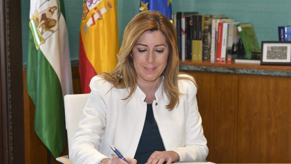 Susana Díaz firma el decreto de disolución del Parlamento.