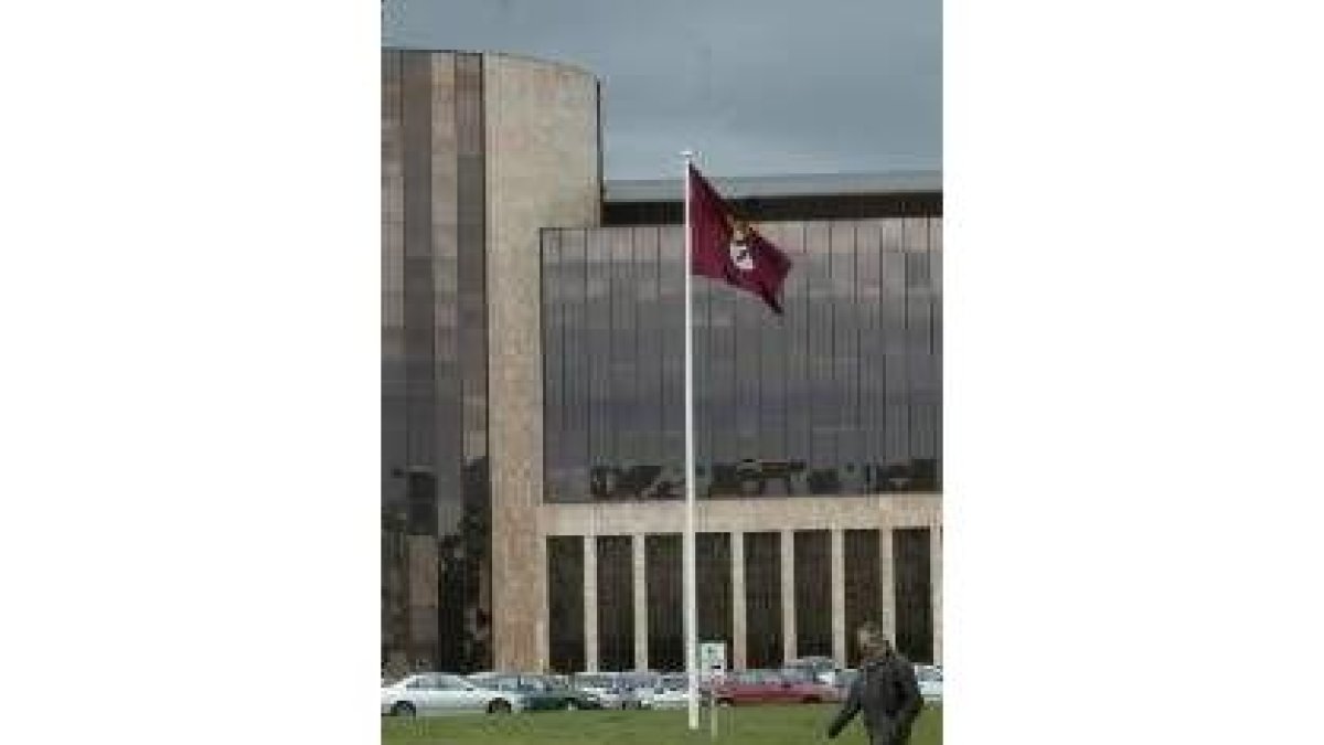La bandera de León ondea desde ayer delante del edificio de la Junta