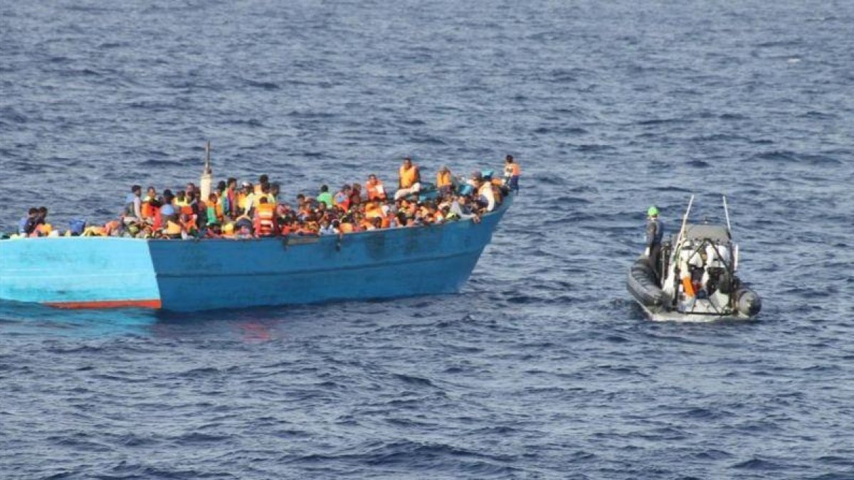 Una lancha irlandesa al rescate de una barca repleta de migrantes, a 36 millas al nordeste de Trípoli (Libia), el 21 de octubre.