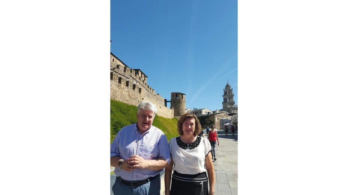 Ricardo Miranda y María Antonia Gancedo, ayer ante el Castillo.