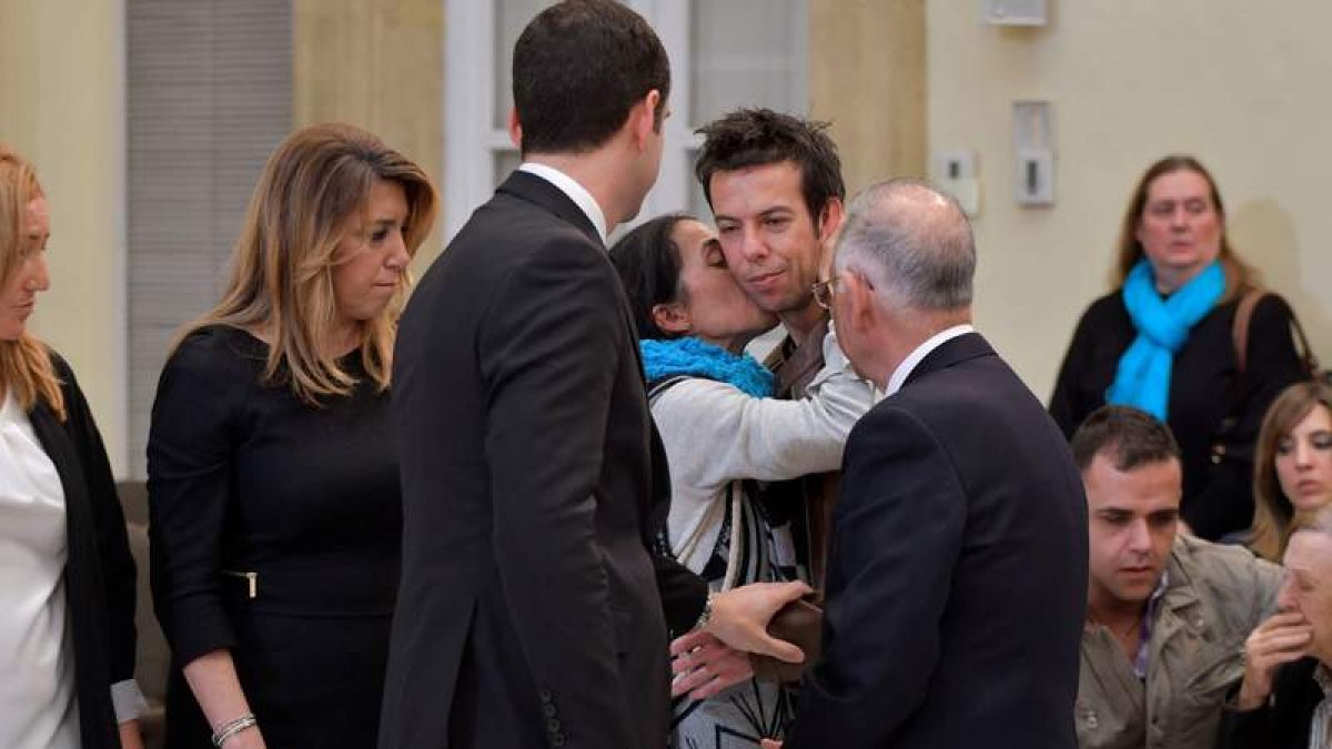 La madre de Gabriel consuela a su exmarido y padre del niño en presencia de la presidenta de Andalucía, Susana Díaz, que acudió a la capilla ardiente en la Diputación de Almería. CARLOS BARBA