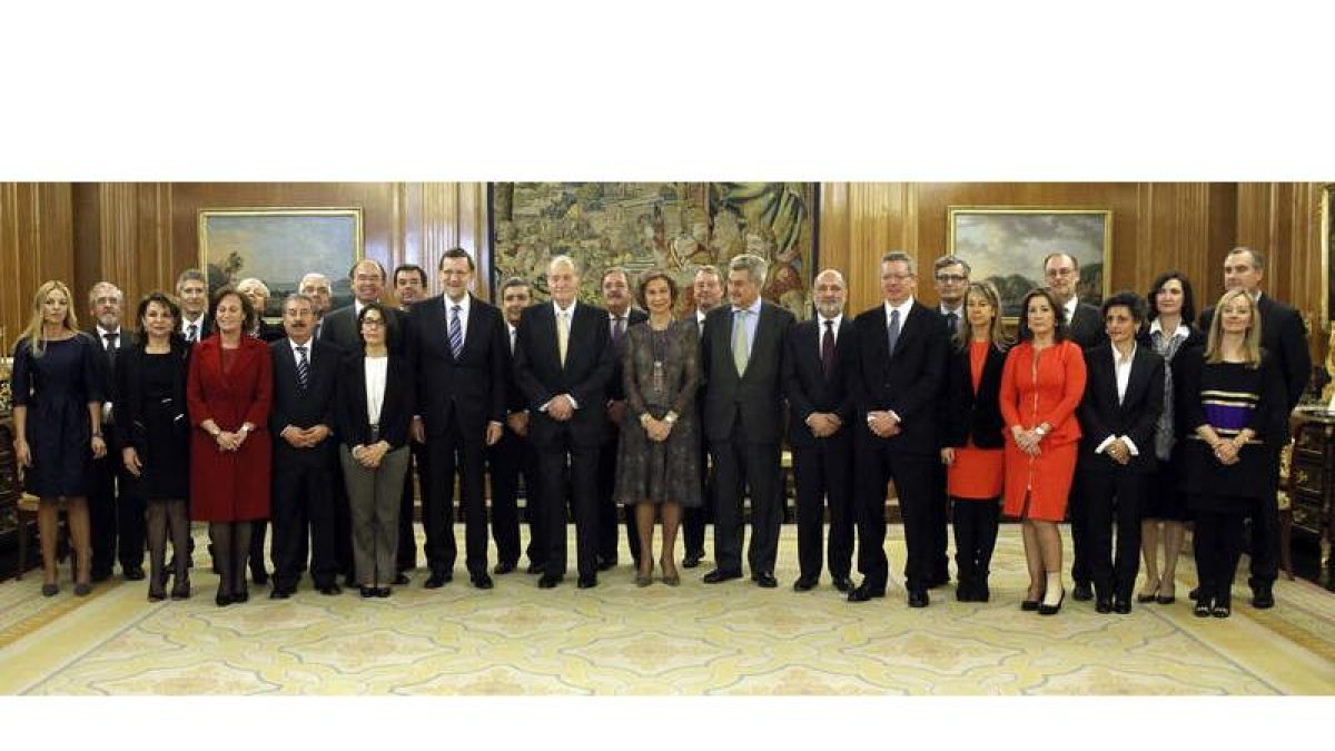 Los reyes, los presidentes del Gobierno, del Congreso y del Senado y el ministro de Justicia posan en compañía de los veinte nuevos vocales del CGPJ.