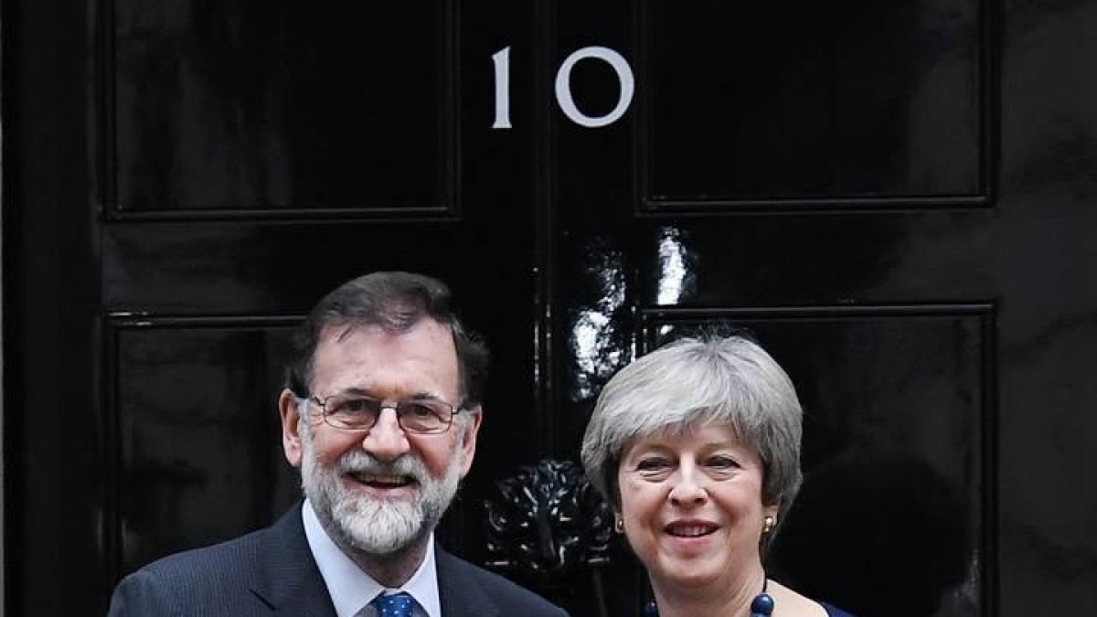 La primera ministra británica, Theresa May (d), posa junto al presidente del Gobierno español, Mariano Rajoy, antes de su reunión en el 10 de Downing Street, en Londres.