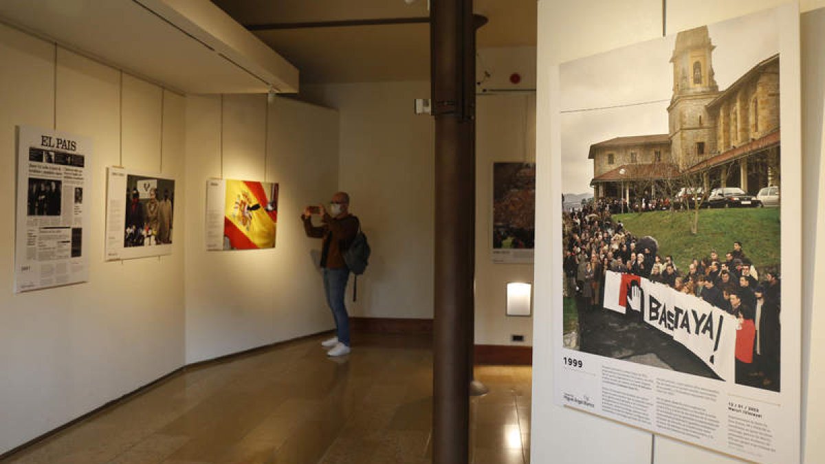 Fotos, portadas de prensa e imágenes componen un relato visual sobre la violencia etarra y la resistencia cívica. FERNANDO OTERO