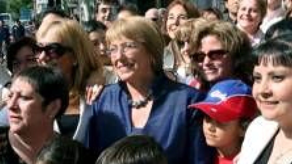 Bachelet posa ayer en Madrid con un grupo de personas que la conocieron por la calle