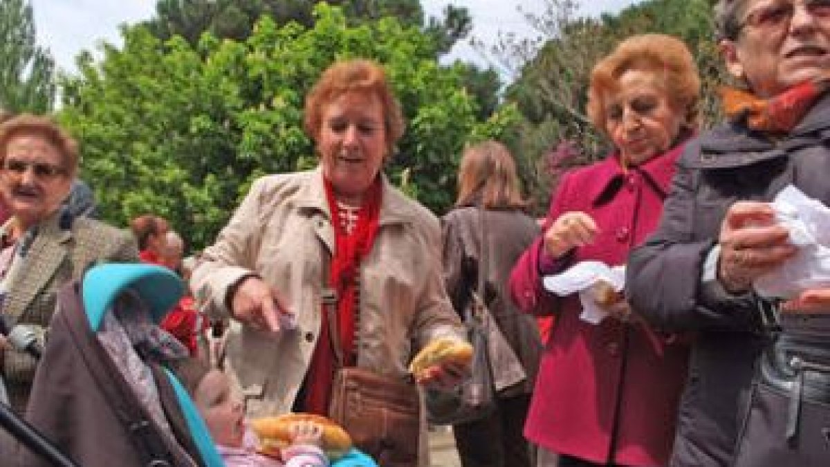 Varias vecinas disfrutan del pan y el queso en los Jardines del Plantío.