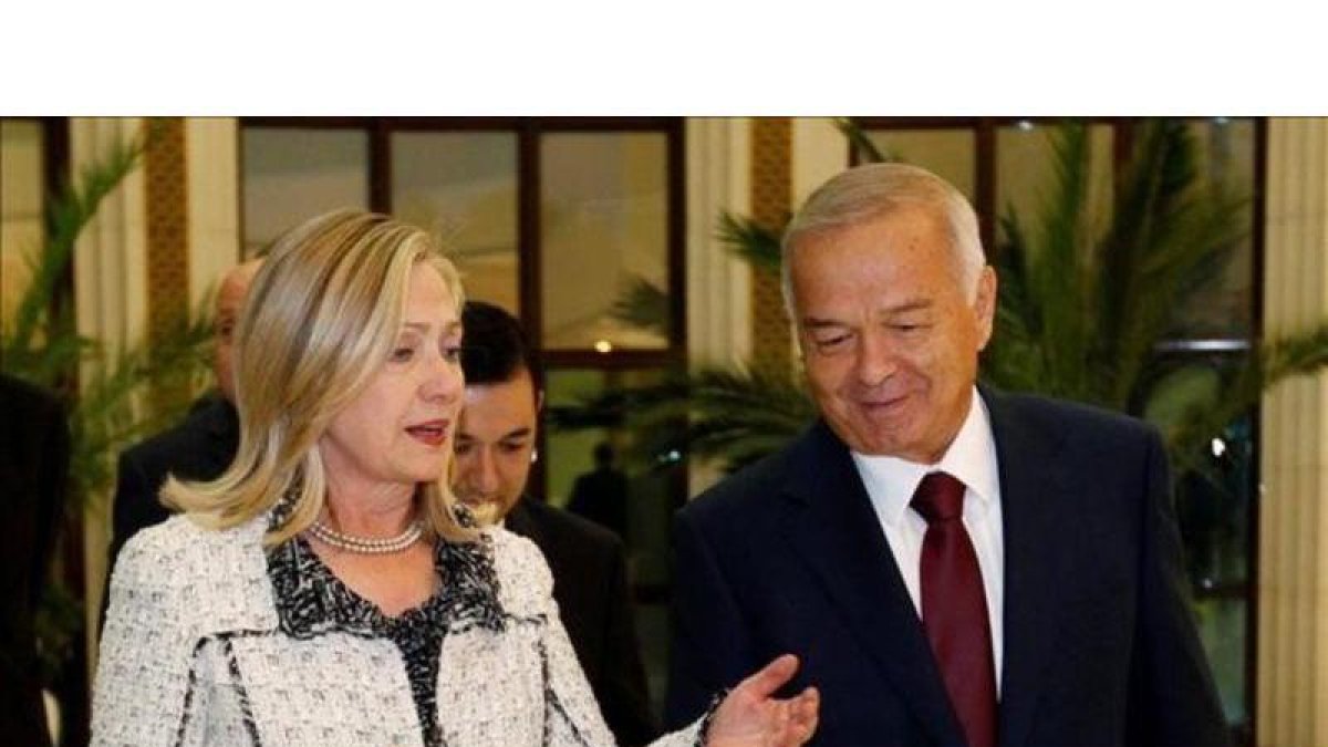 Islam Karímov, con la entonces secretaria de Estado de EEUU, Hillary Clinton, en una imagen del 2011.