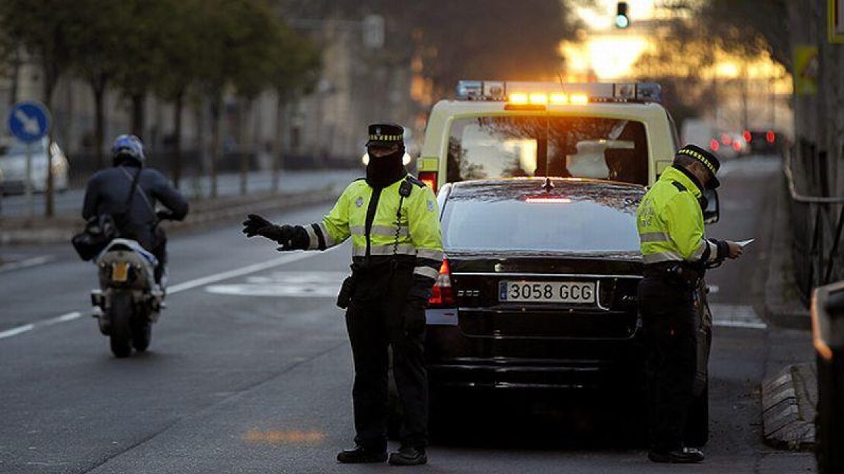 La Policía multa a vehículos con matrículas pares que circulan por Madrid.