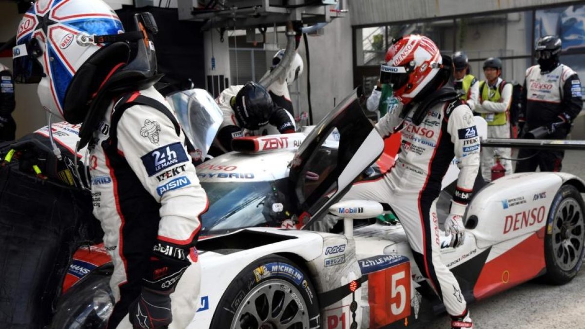 El japonés Kazuki Nakajima releva a Anthony Davidson del Toyota TSO50 Hybrid N°5 en las 24 Horas de Le Mans, este domingo.