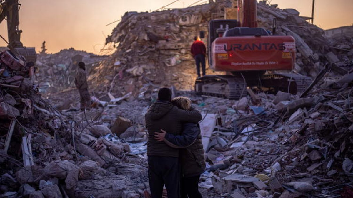 Una pareja aguarda ante su casa devastada ante la posibilidad de que haya más milagros. HATAY