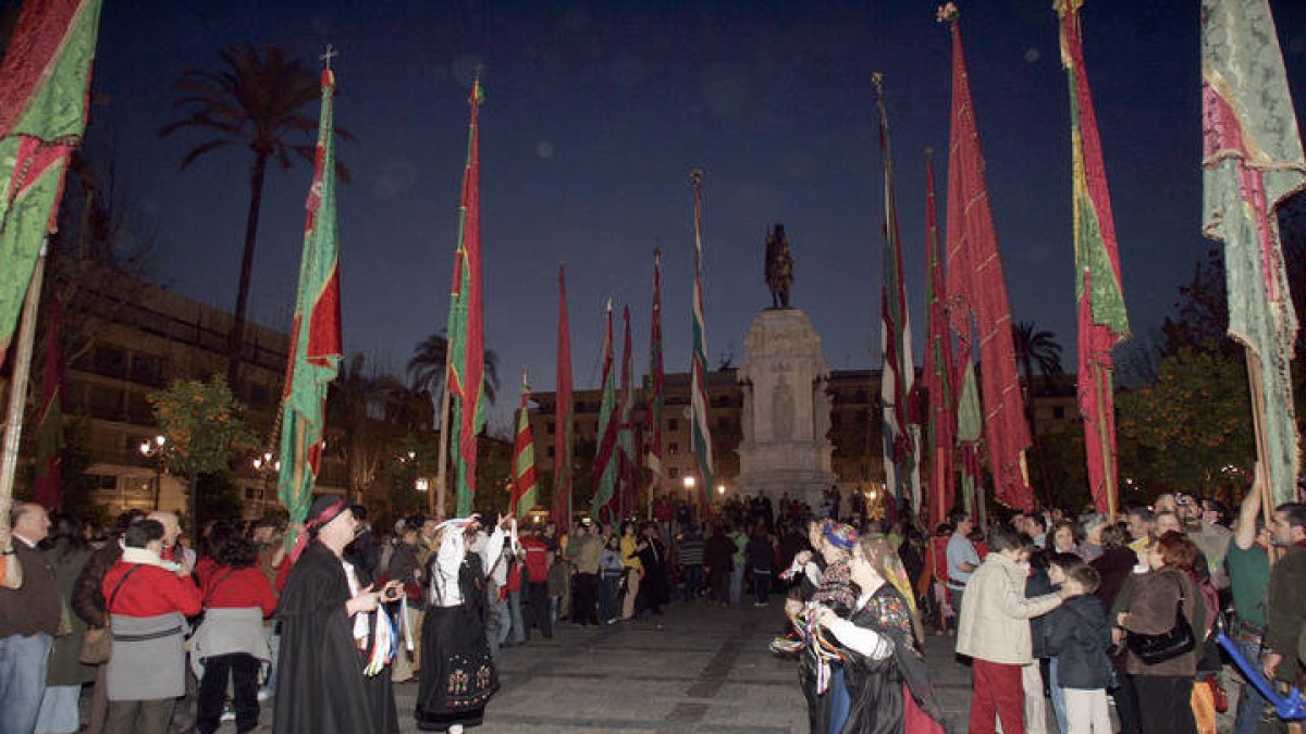 Los pendones leoneses volverán a desfilar por las calles de Sevilla. DL