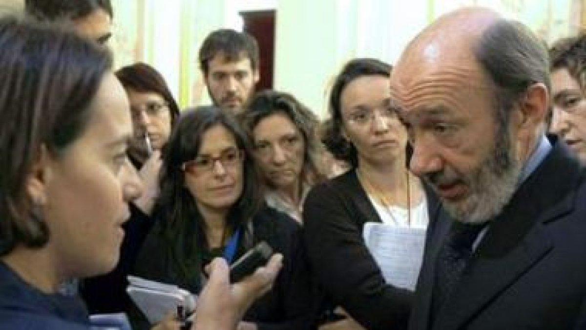 Rubalcaba conversa con los periodistas en los pasillos del Congreso.