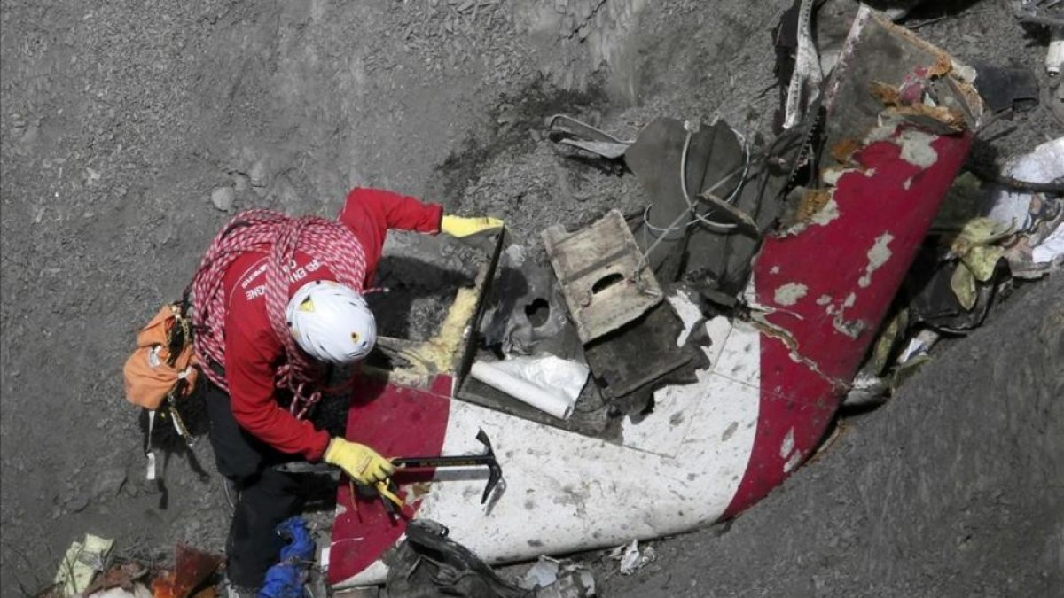 Inspección de restos del avión de Germanwings, un caso que desató el discurso del odio hacia los catalanes en internet.