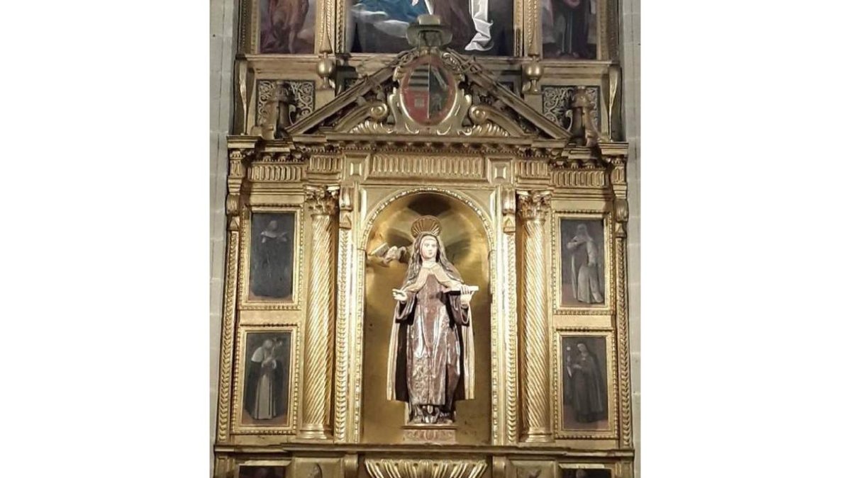 La talla de Santa Teresa en el centro del retablo. DL