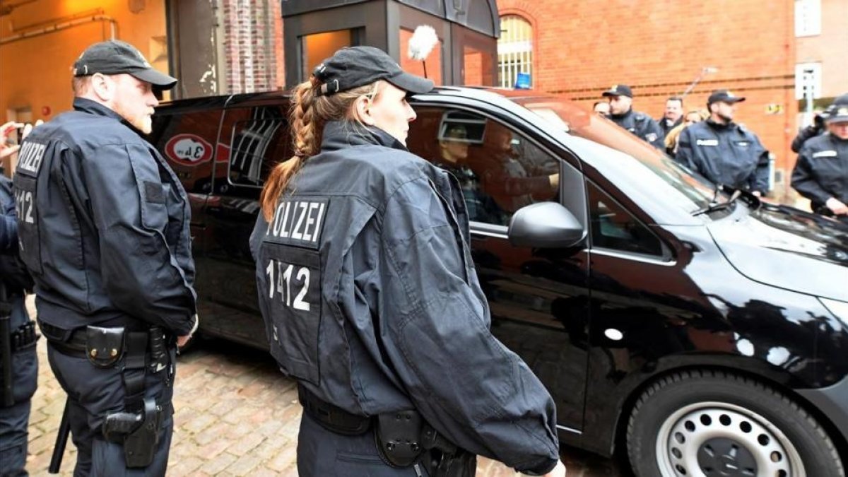 Un coche traslada a Carles Puigdemont desde la prisión de Neumünster hasta dependencias judiciales