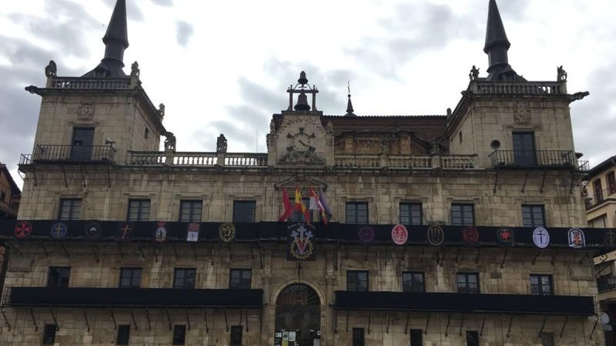 El Ayuntamiento de la Plaza Mayor, engalanado con los emblemas de todas las cofradías para El Encuentro del Viernes Santo