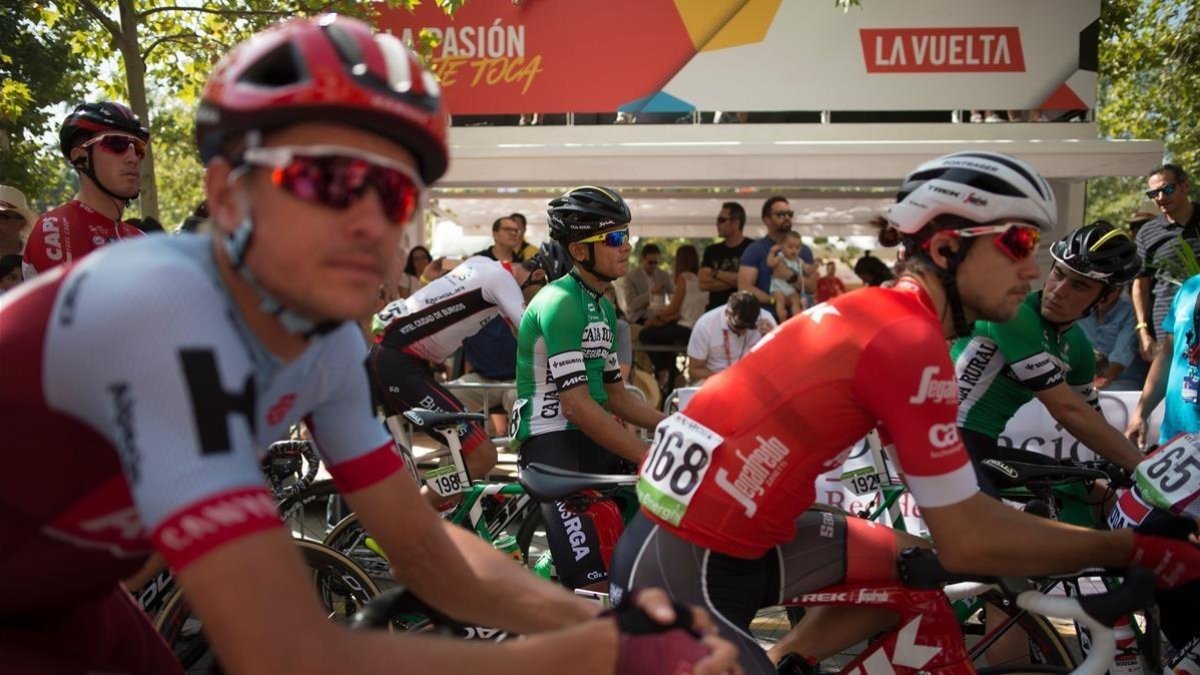Los ciclistas en la salida de la quinta etapa de la Vuelta, en Granada. /