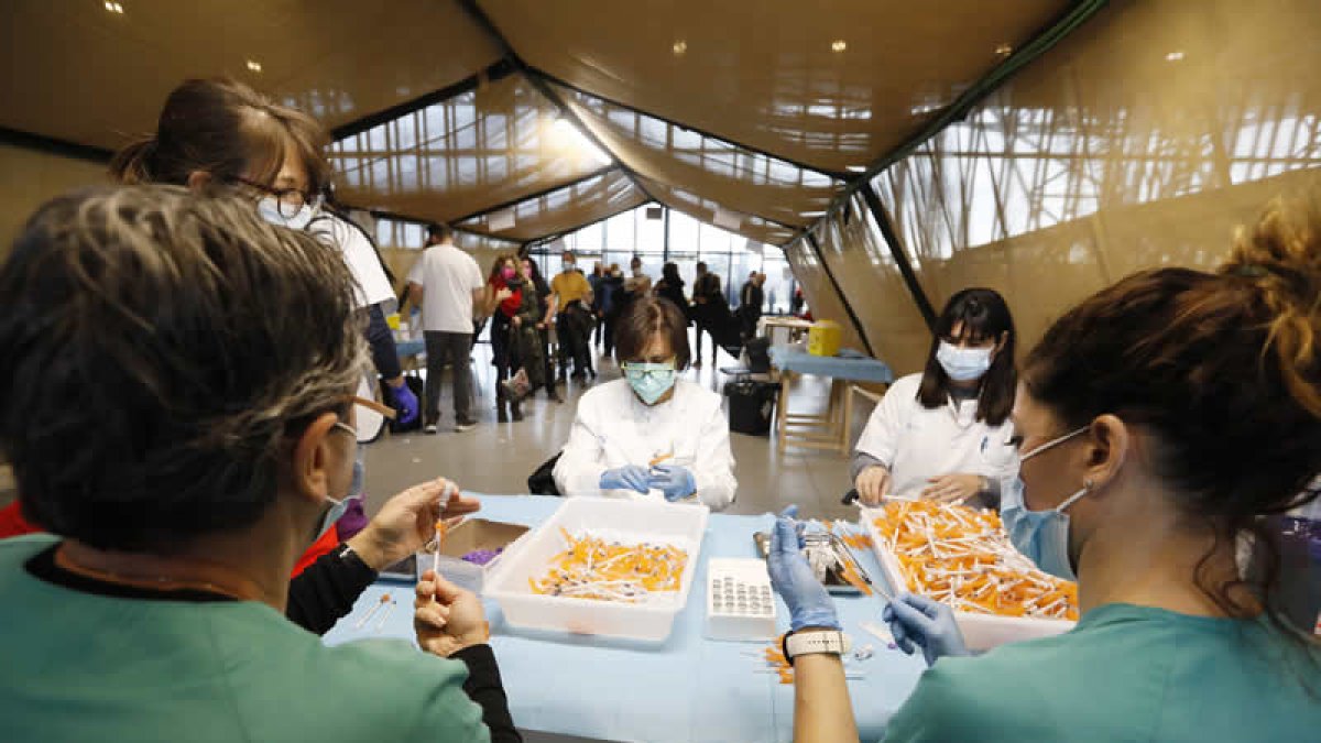 Trabajadoras de la Sanidad preparan dosis de vacunas frente al covid en el Palacio de Exposiciones de León. MARCIANO PÉREZ