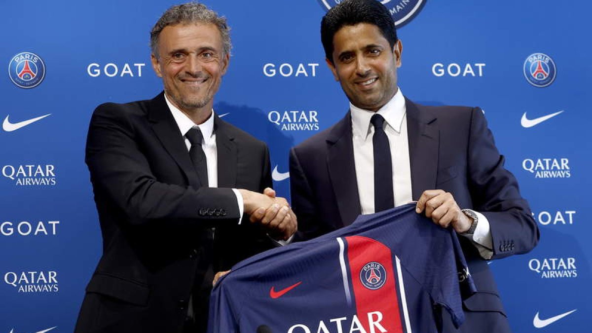 Al Khelaifi posa junto a Luis Enrique, nuevo técnico del PSG. Y. V.