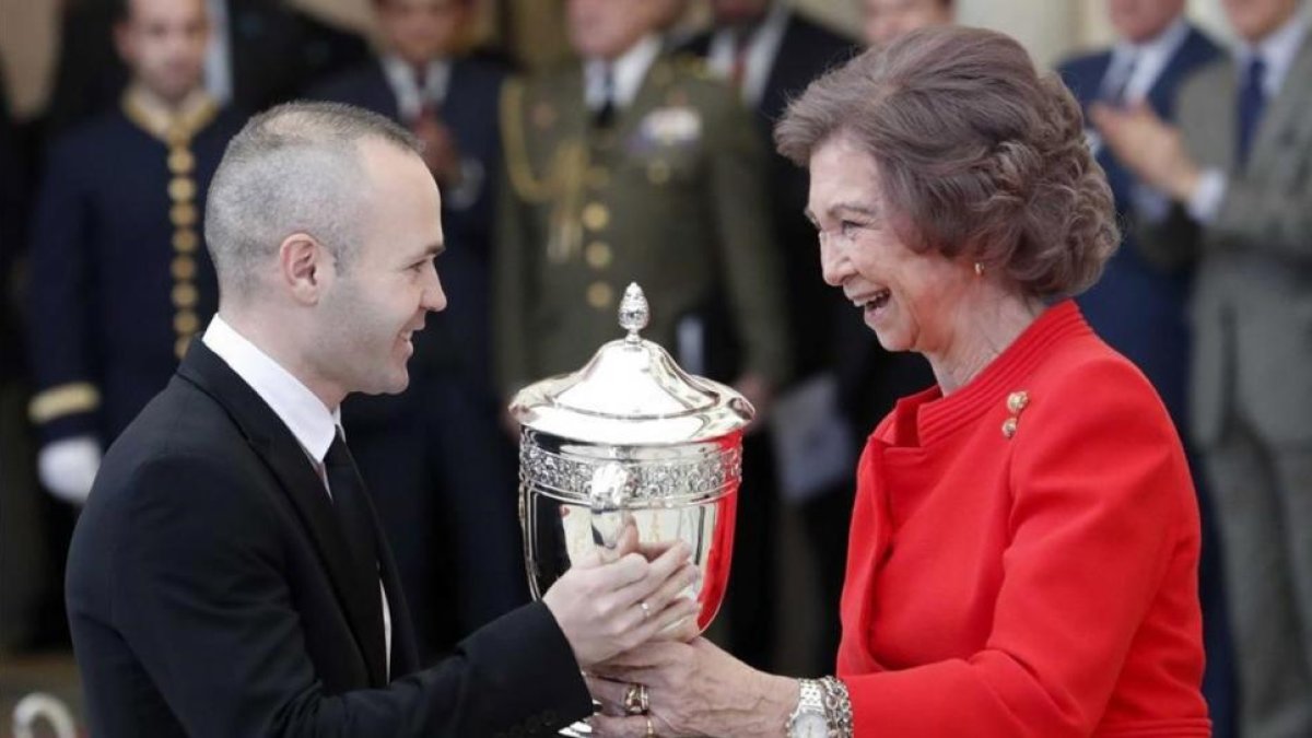 Iniesta recibe el premio al fair play de manos de la Reina Sofia en Madrid.