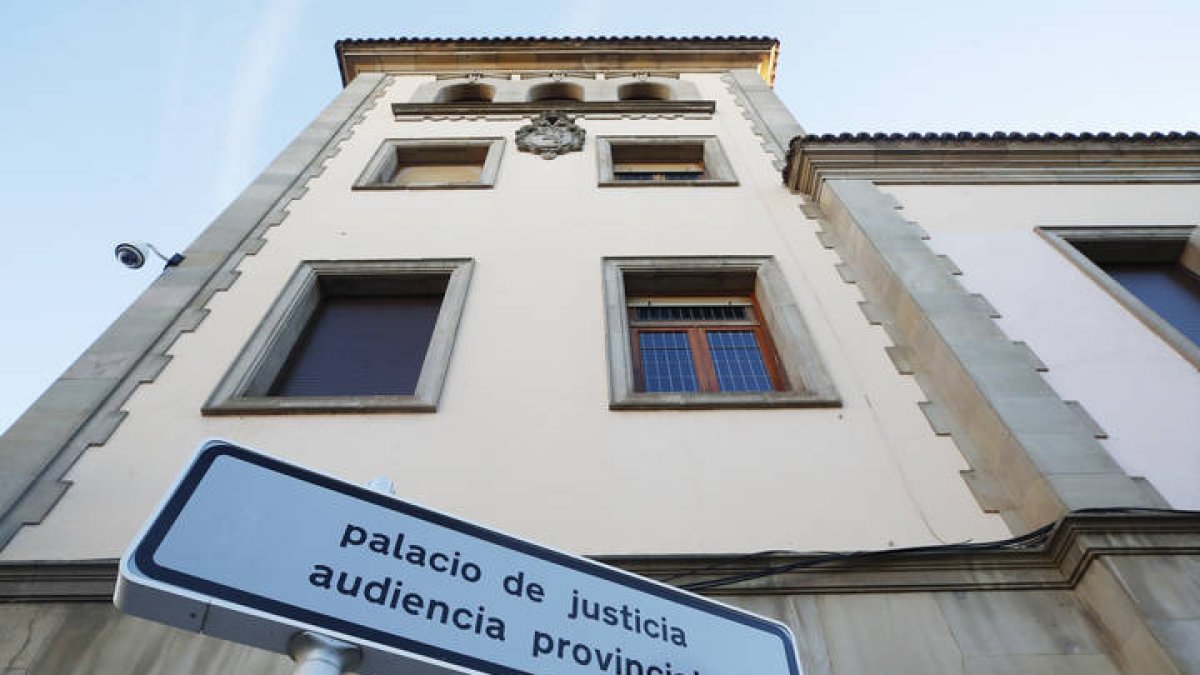 Edificio de la Audiencia Provincial de León. RAMIRO