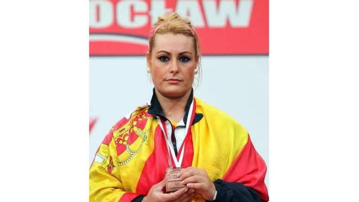 La ponferradina Lidia Valentín muestra la medalla de bronce conseguida en el Campeonato del Mundo de halterofilia que se celebra en Polonia.
