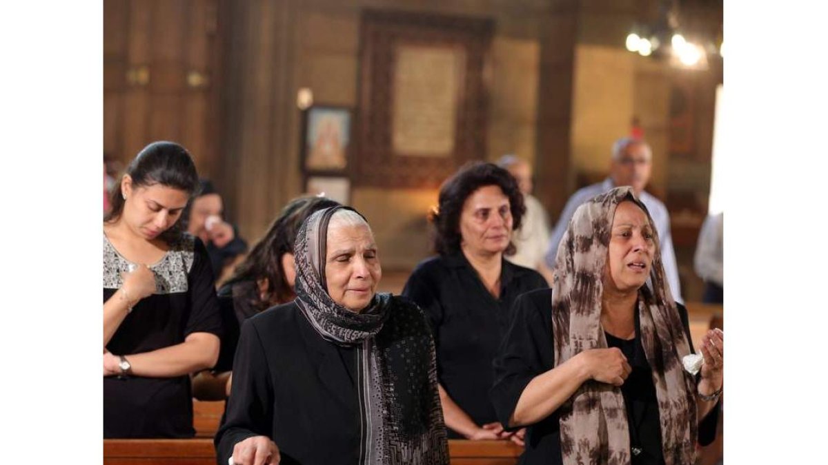 Varias mujeres lloran durante el funeral en El Cairo. KHALED ELFIQI