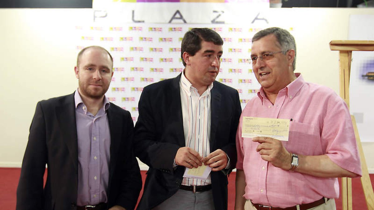 Ángel Martín, Pablo R. Lago y el representante de Cáritas, en la subasta de cuadros