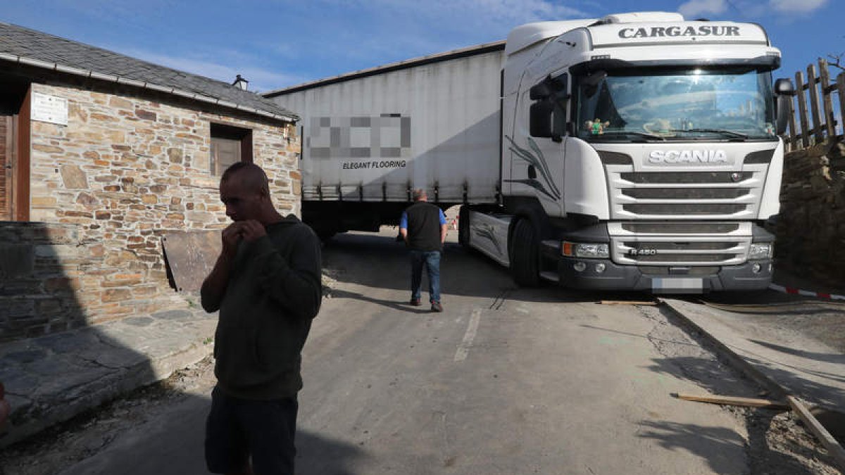 Un camionero andaluz quedó atrapado durante casi dos horas el miércoles en El Acebo. ANA F. BARREDO
