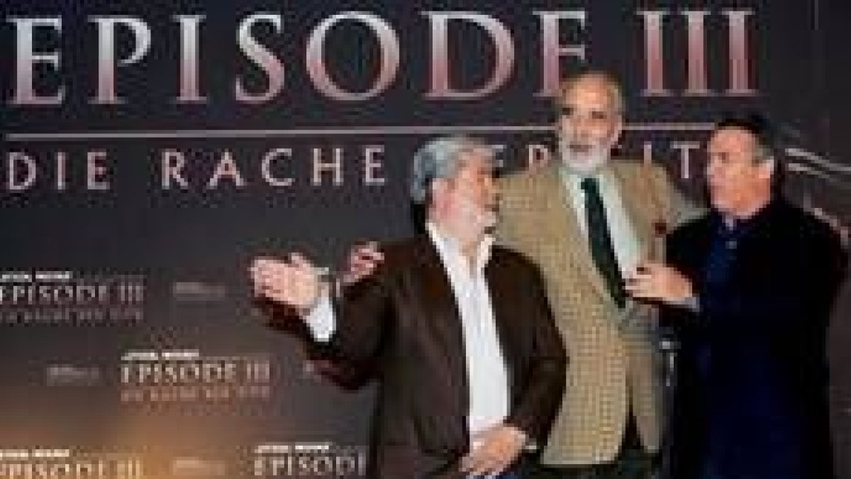 El director George Lucas, el actor Christopher Lee y el productor Rick McCallum