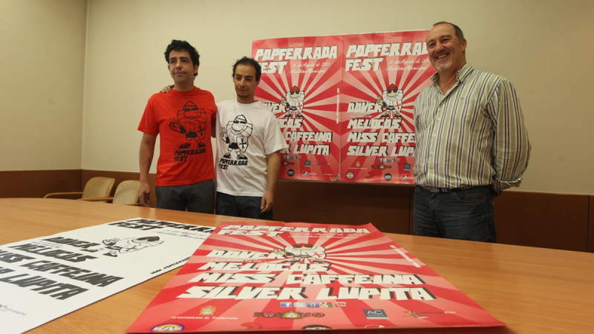 Mario Gómez y Jorge Barge, de la organización, junto al edil Aníbal Merayo.
