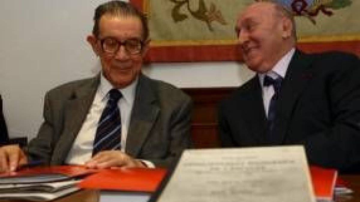 Juan Velarde y Fabián Estapé, ayer en el Colegio de Economistas de León